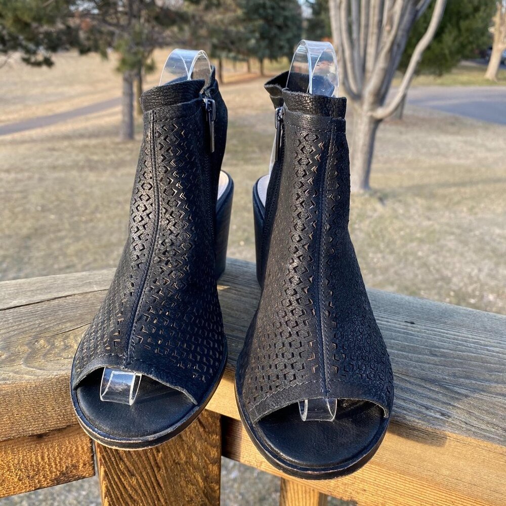 Vince Camuto Keannie Sandal Black Laser Cutout Leather Open Toe Block Heel 7M 37 - Picture 4 of 12